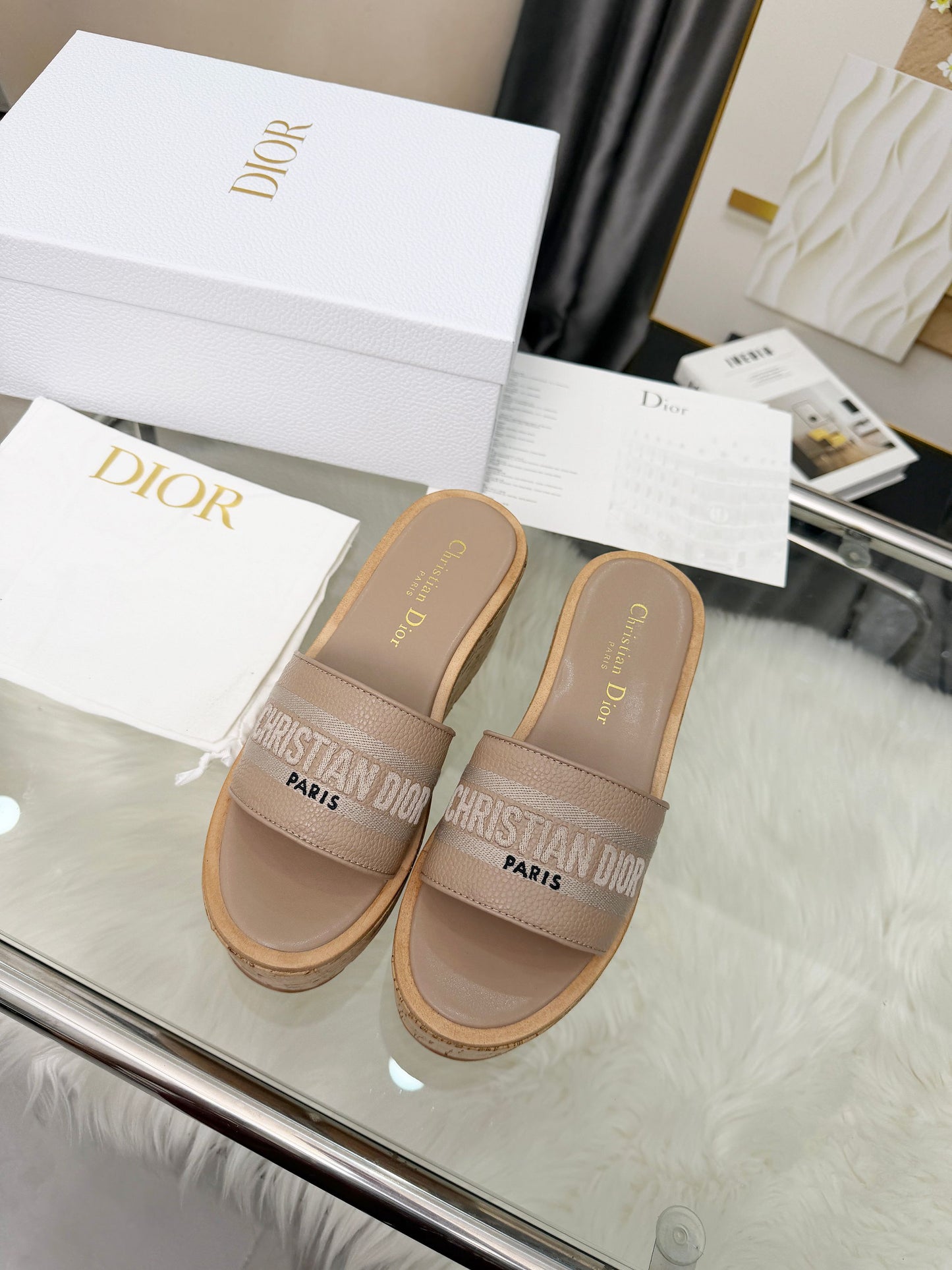 Dway Platform Slide – Beige Embroidered Cotton with 8-cm Sculptural Cork Wedge