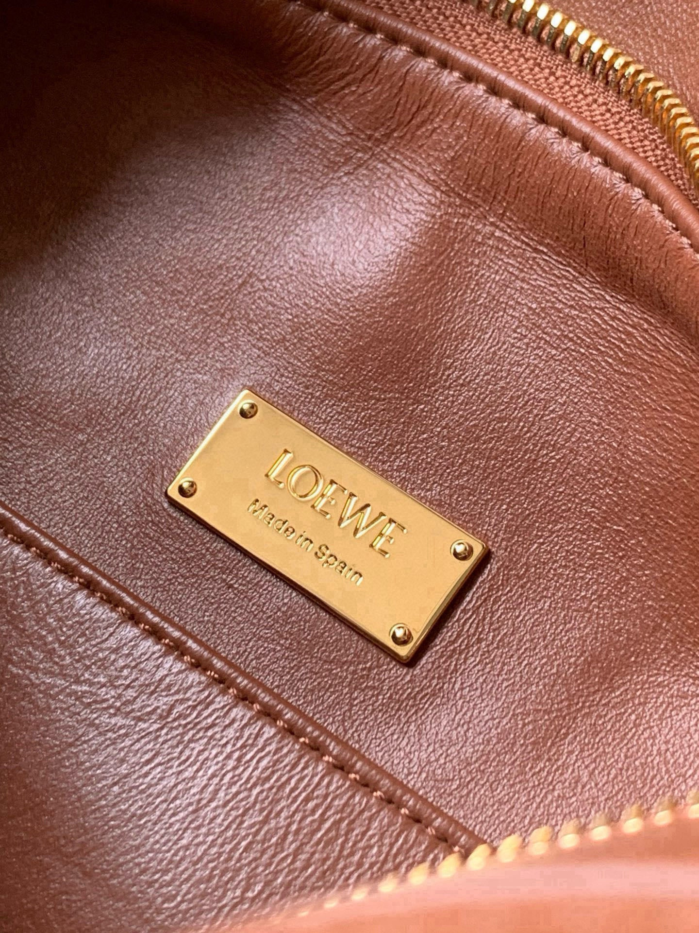 Chestnut Brown Puzzle Edge Shoulder Bag – Full-Grain Calfskin Leather Cuboid Handbag