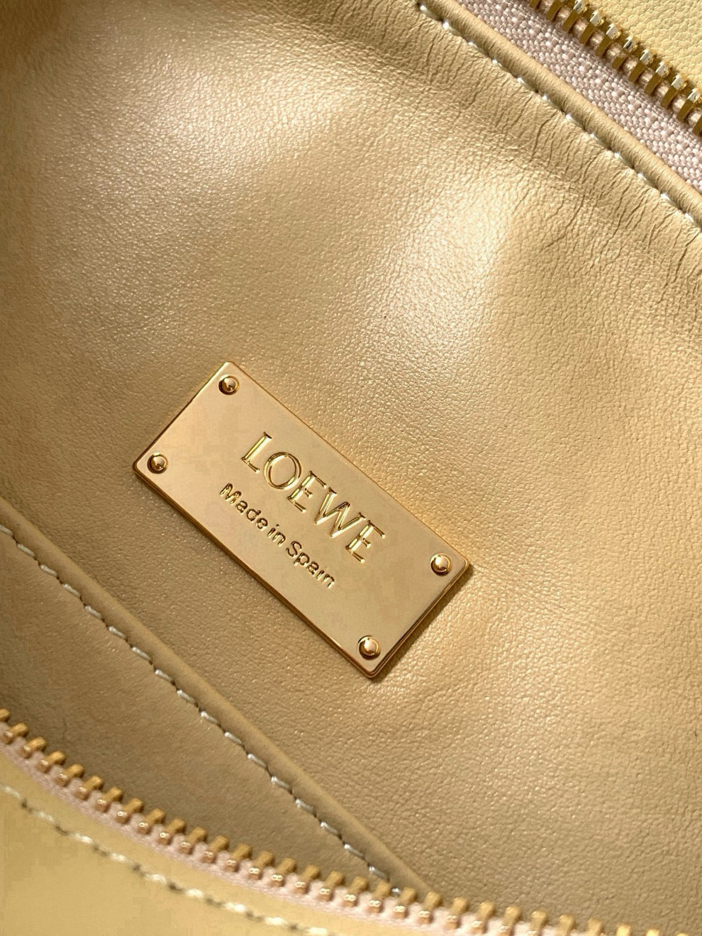 Pastel Butter-Yellow Puzzle Edge Shoulder Bag – Calfskin Leather Cuboid Handbag