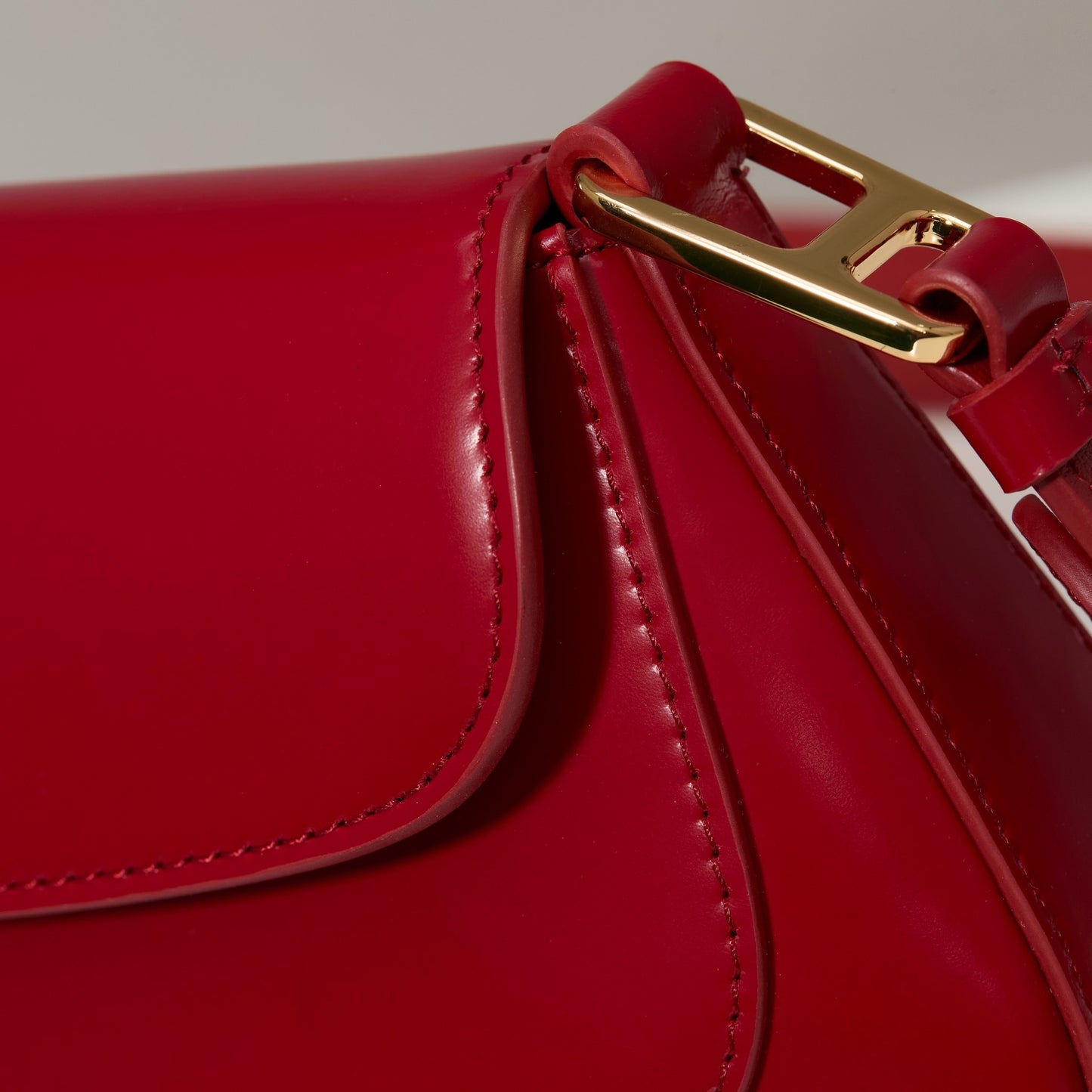 Large Shopping Tote – Quilted Caviar Leather with Gold-Tone Hardware & Signature Chain Straps