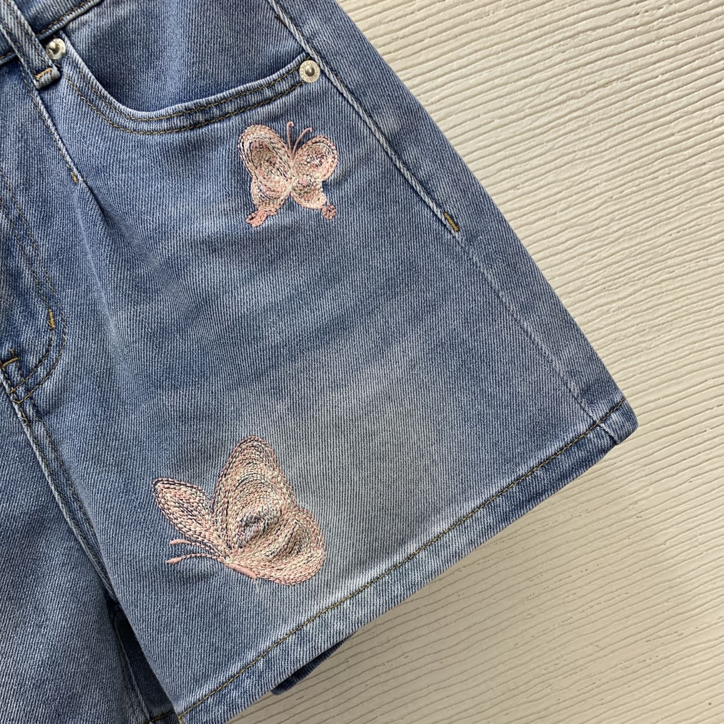 Butterfly-Embroidered Denim Shorts – Stone-Faded Indigo Pleated Cotton-Blend High-Rise Shorts