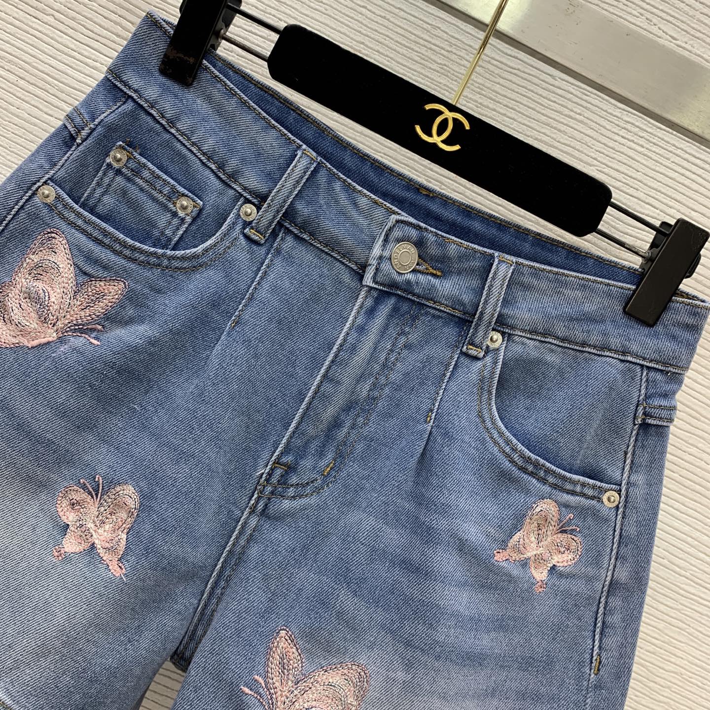 Butterfly-Embroidered Denim Shorts – Stone-Faded Indigo Pleated Cotton-Blend High-Rise Shorts