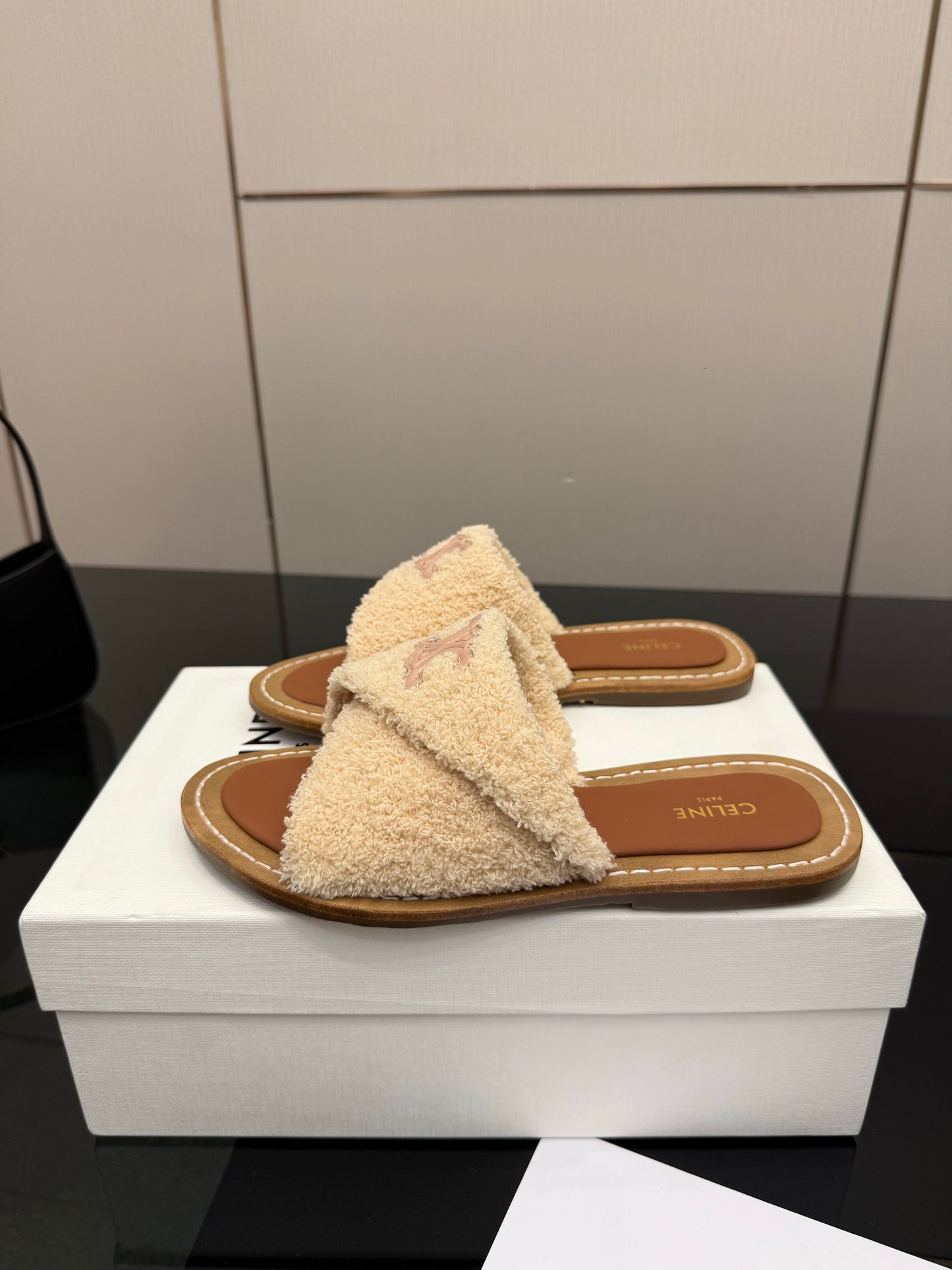 Triomphe Cross Mule Sandals – Plush Oat-Beige Shearling Criss-Cross Strap Slides