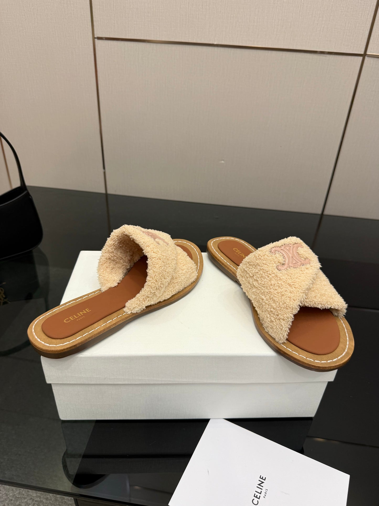 Triomphe Cross Mule Sandals – Plush Oat-Beige Shearling Criss-Cross Strap Slides