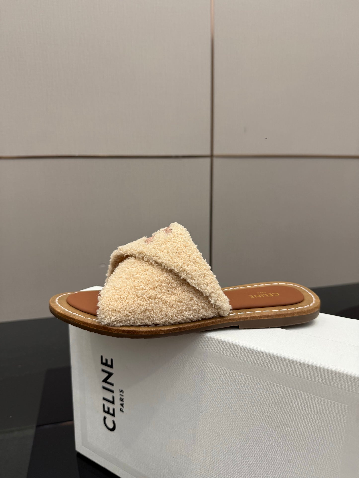 Triomphe Cross Mule Sandals – Plush Oat-Beige Shearling Criss-Cross Strap Slides