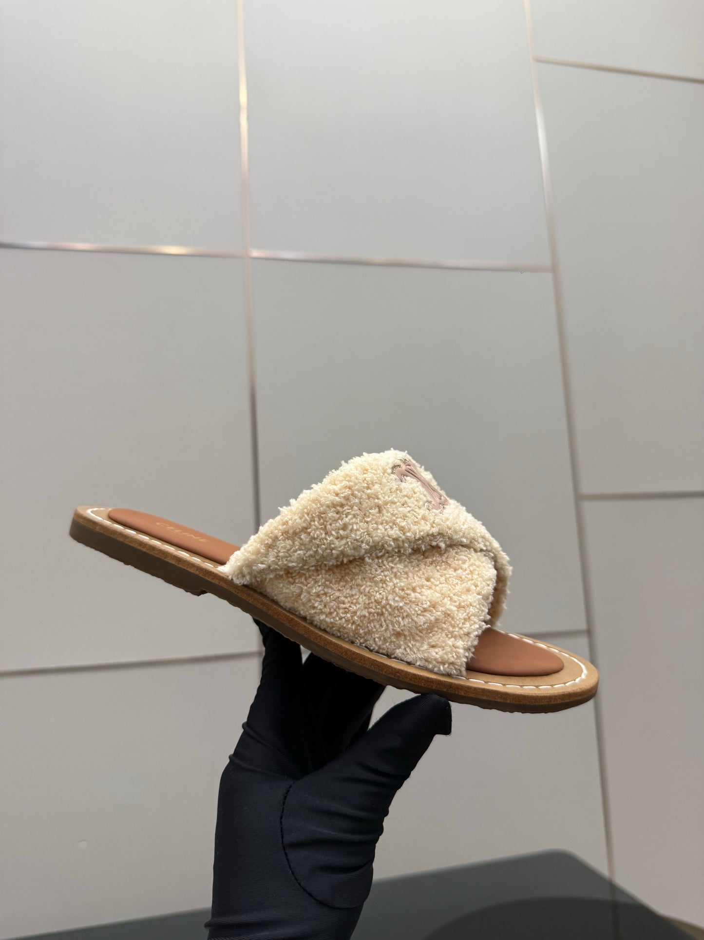 Triomphe Cross Mule Sandals – Plush Oat-Beige Shearling Criss-Cross Strap Slides