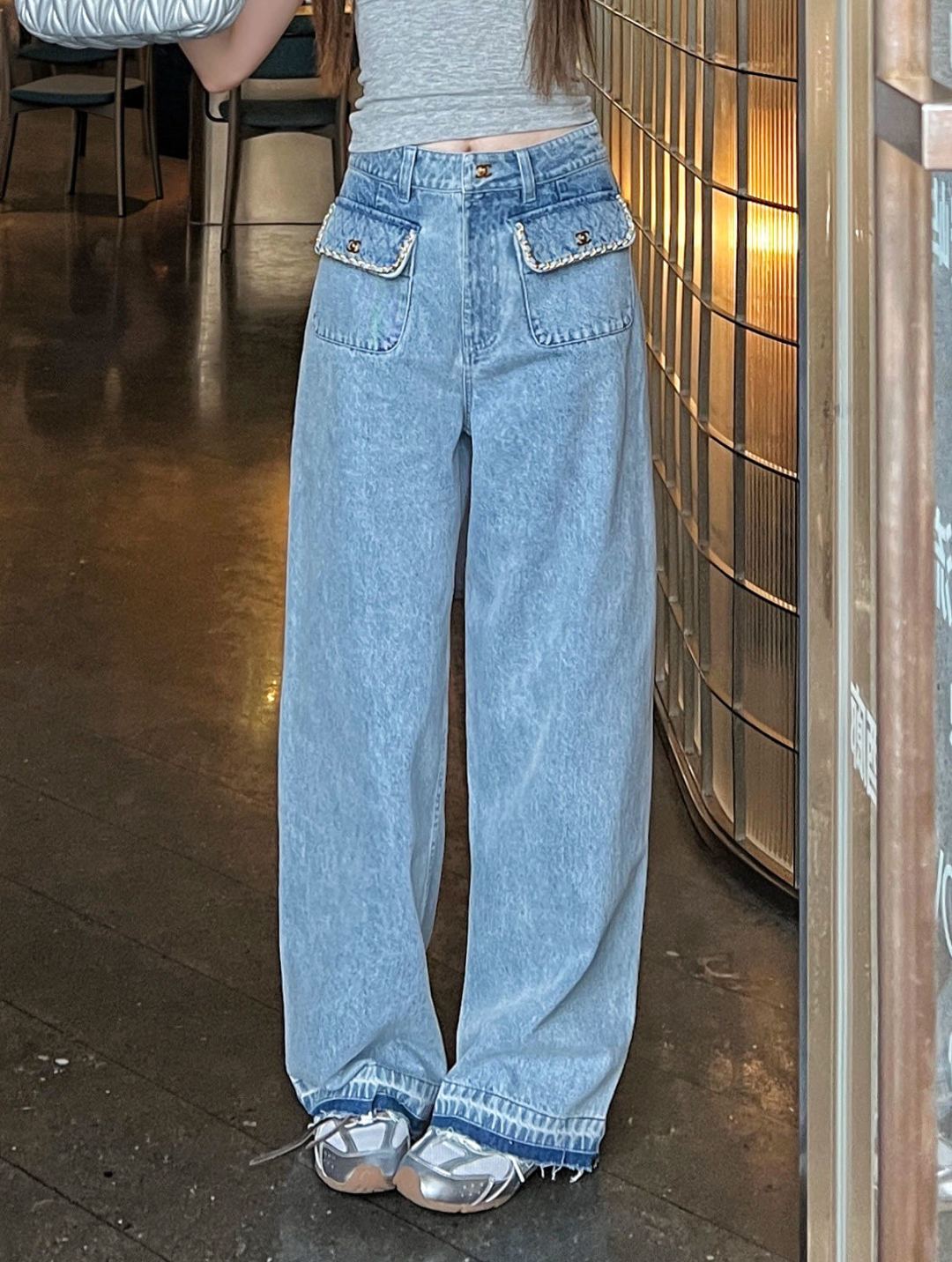 Chain-Trim Frayed Wide-Leg Denim Jeans – Light Blue Vintage-Washed High-Waisted Jeans