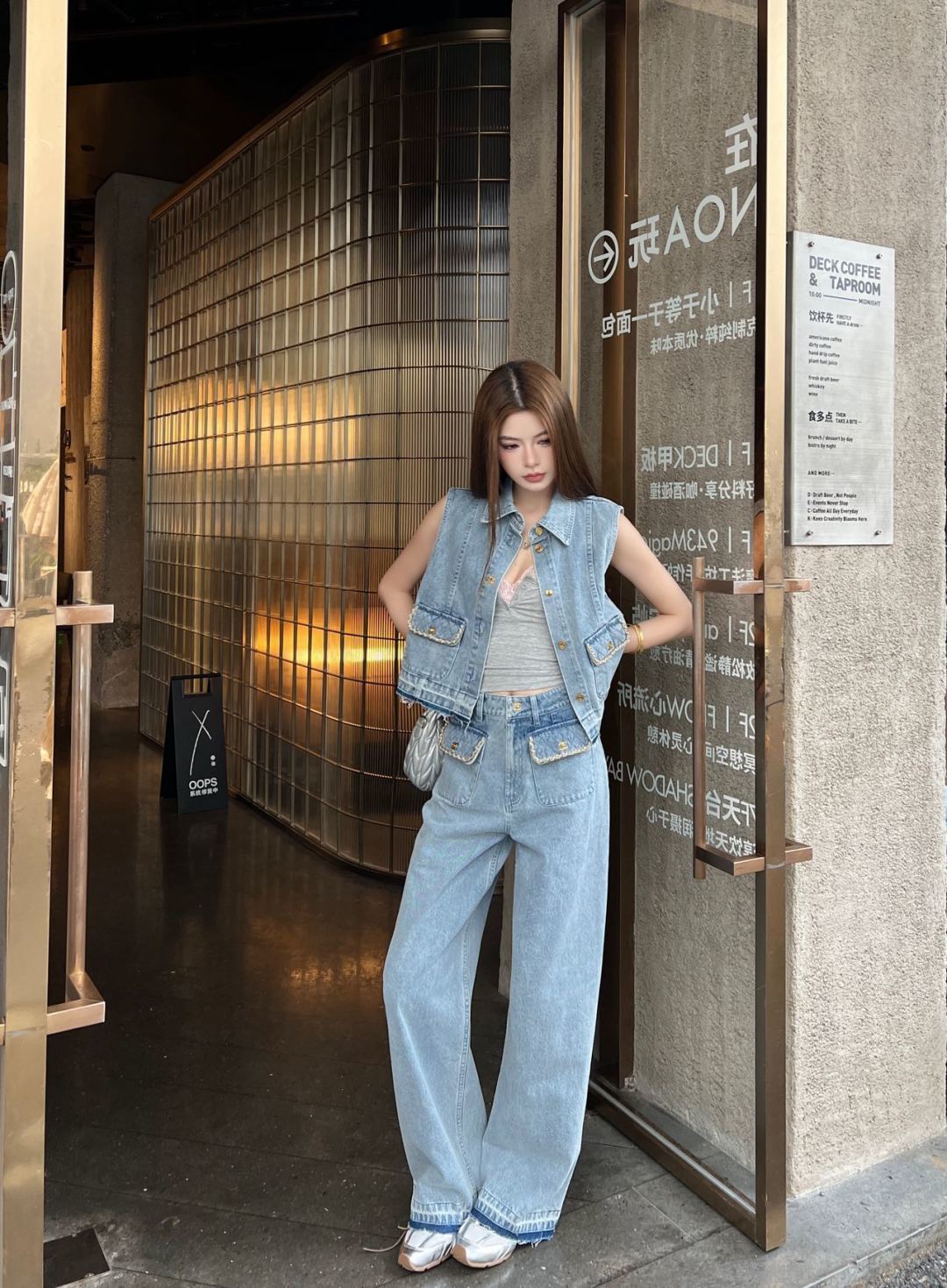 Chain-Trim Frayed Wide-Leg Denim Jeans – Light Blue Vintage-Washed High-Waisted Jeans