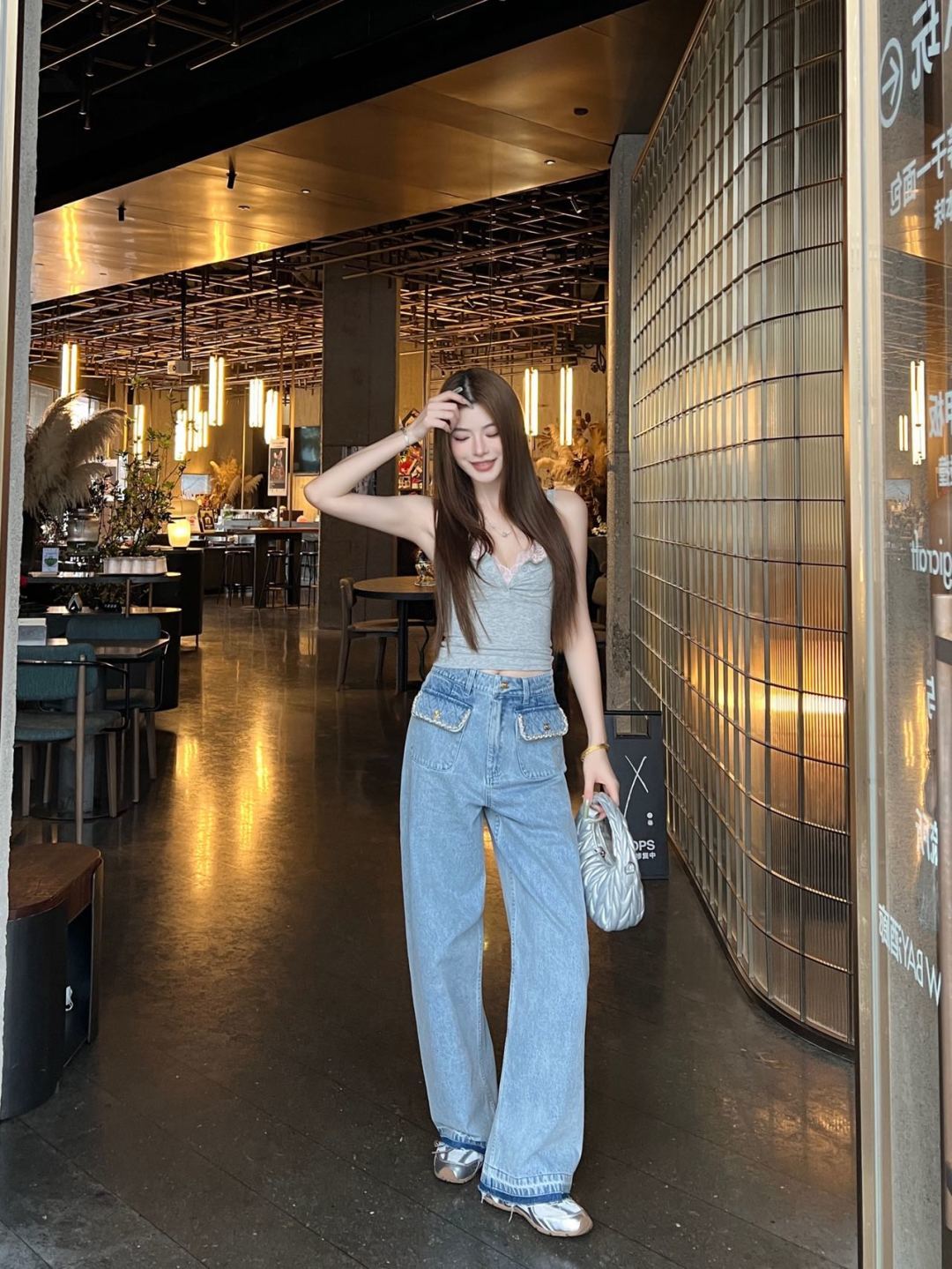 Chain-Trim Frayed Wide-Leg Denim Jeans – Light Blue Vintage-Washed High-Waisted Jeans