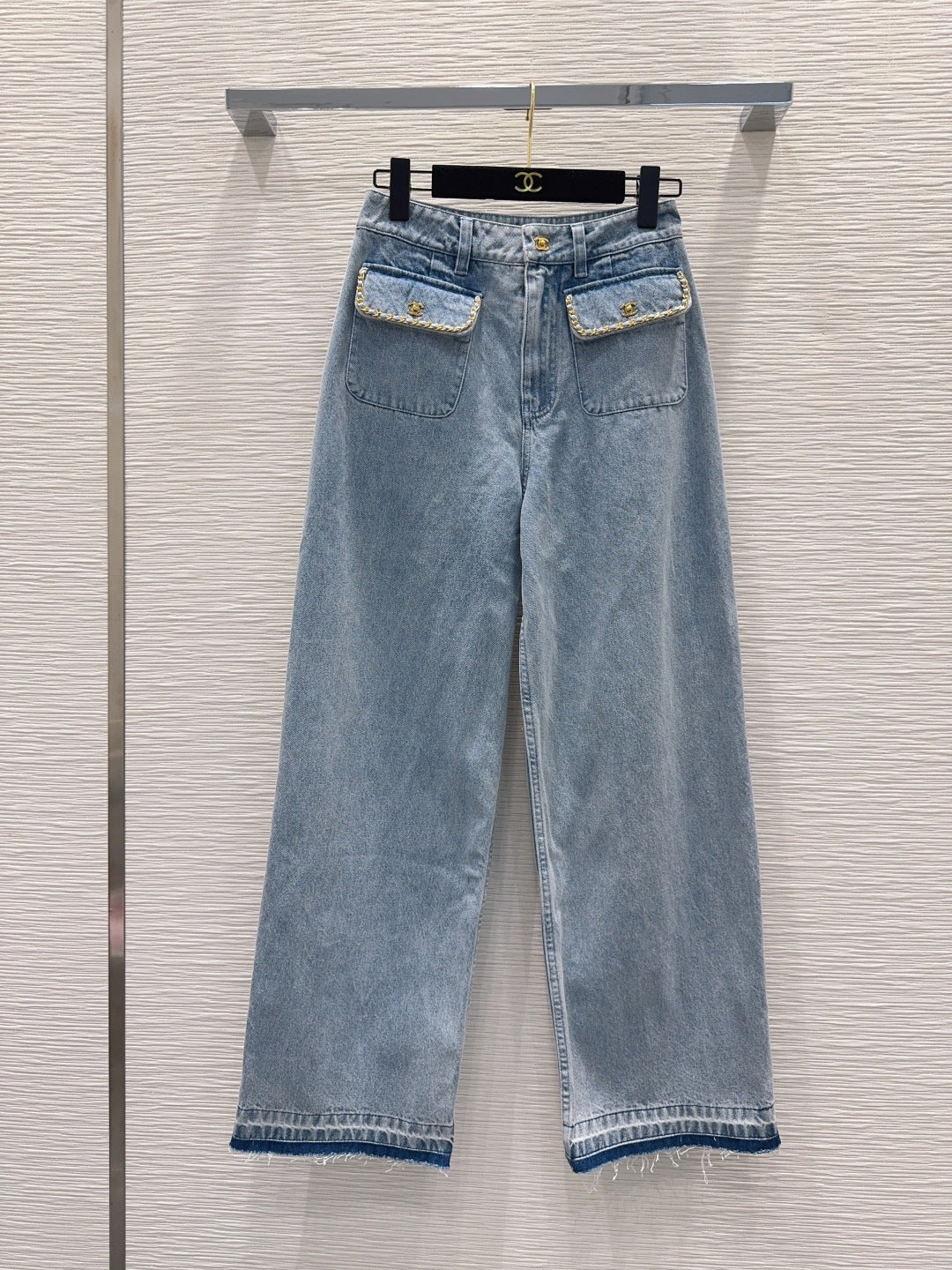 Chain-Trim Frayed Wide-Leg Denim Jeans – Light Blue Vintage-Washed High-Waisted Jeans