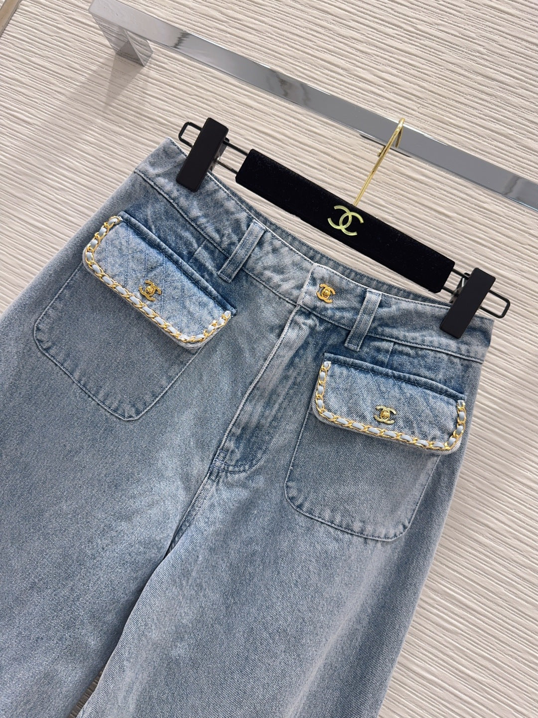 Chain-Trim Frayed Wide-Leg Denim Jeans – Light Blue Vintage-Washed High-Waisted Jeans