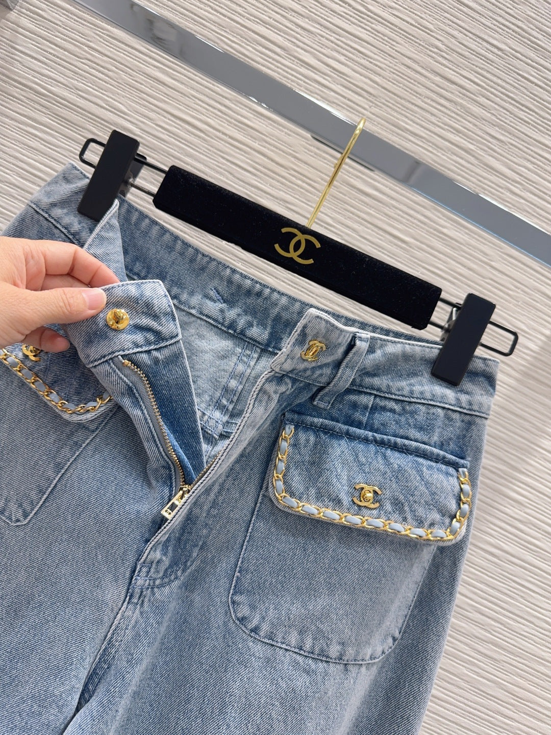 Chain-Trim Frayed Wide-Leg Denim Jeans – Light Blue Vintage-Washed High-Waisted Jeans