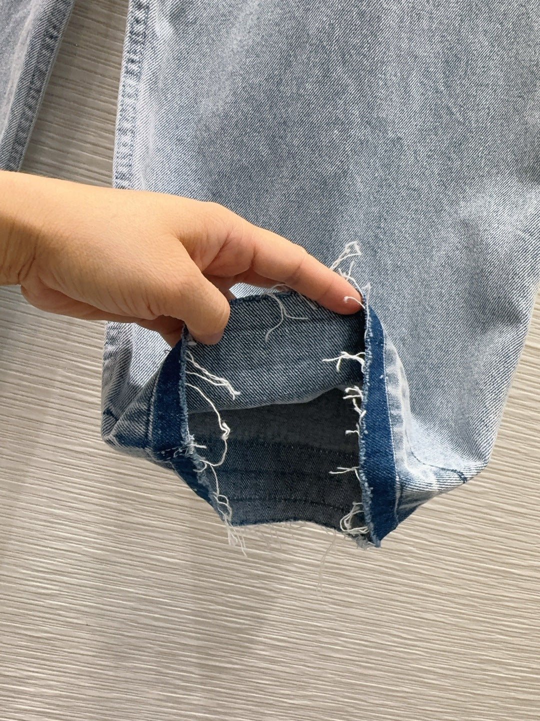 Chain-Trim Frayed Wide-Leg Denim Jeans – Light Blue Vintage-Washed High-Waisted Jeans