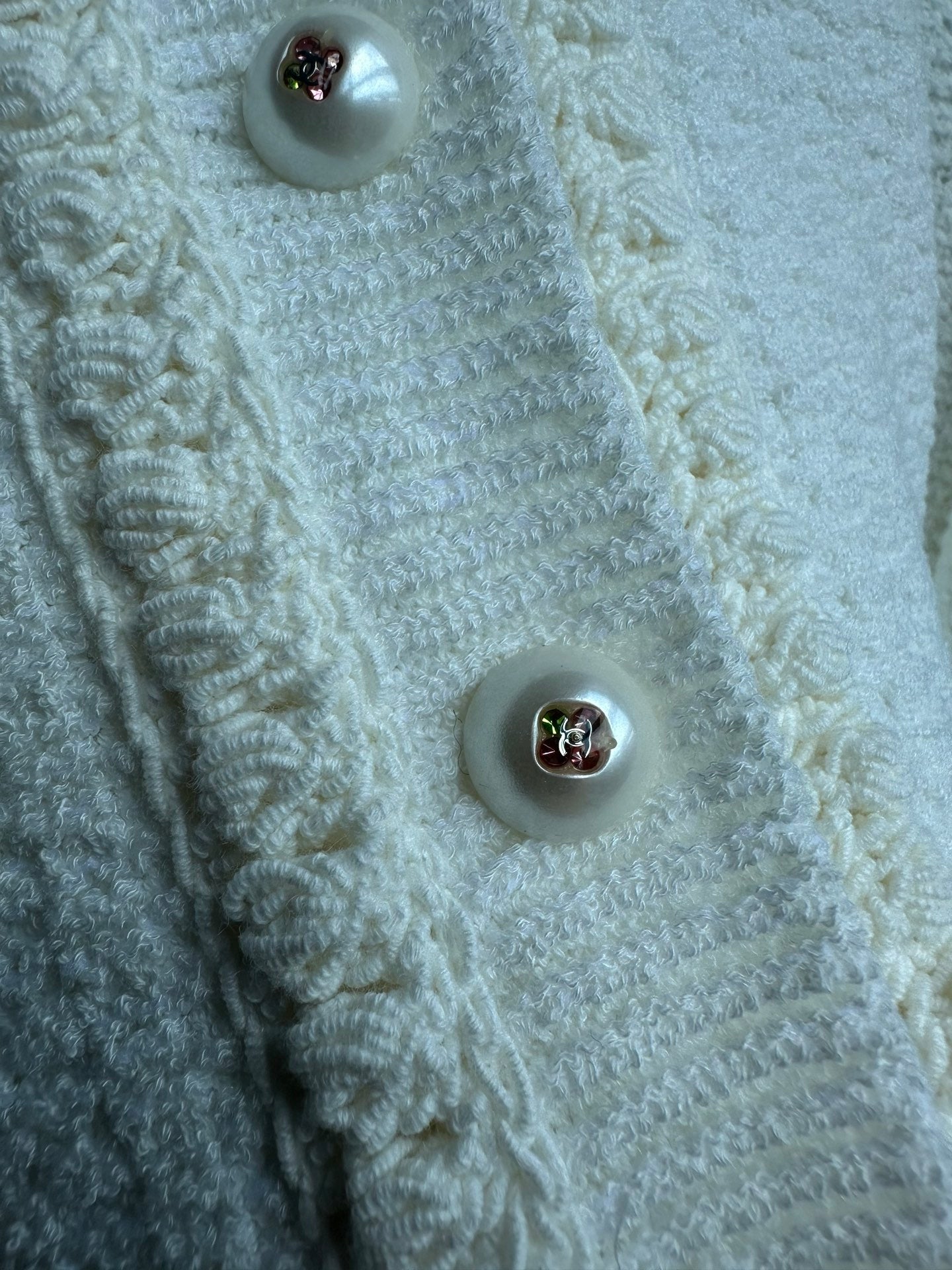 CC Tweed Knit Pearl Button Pullover Sweater – Relaxed Textured Bouclé Knit Sweater