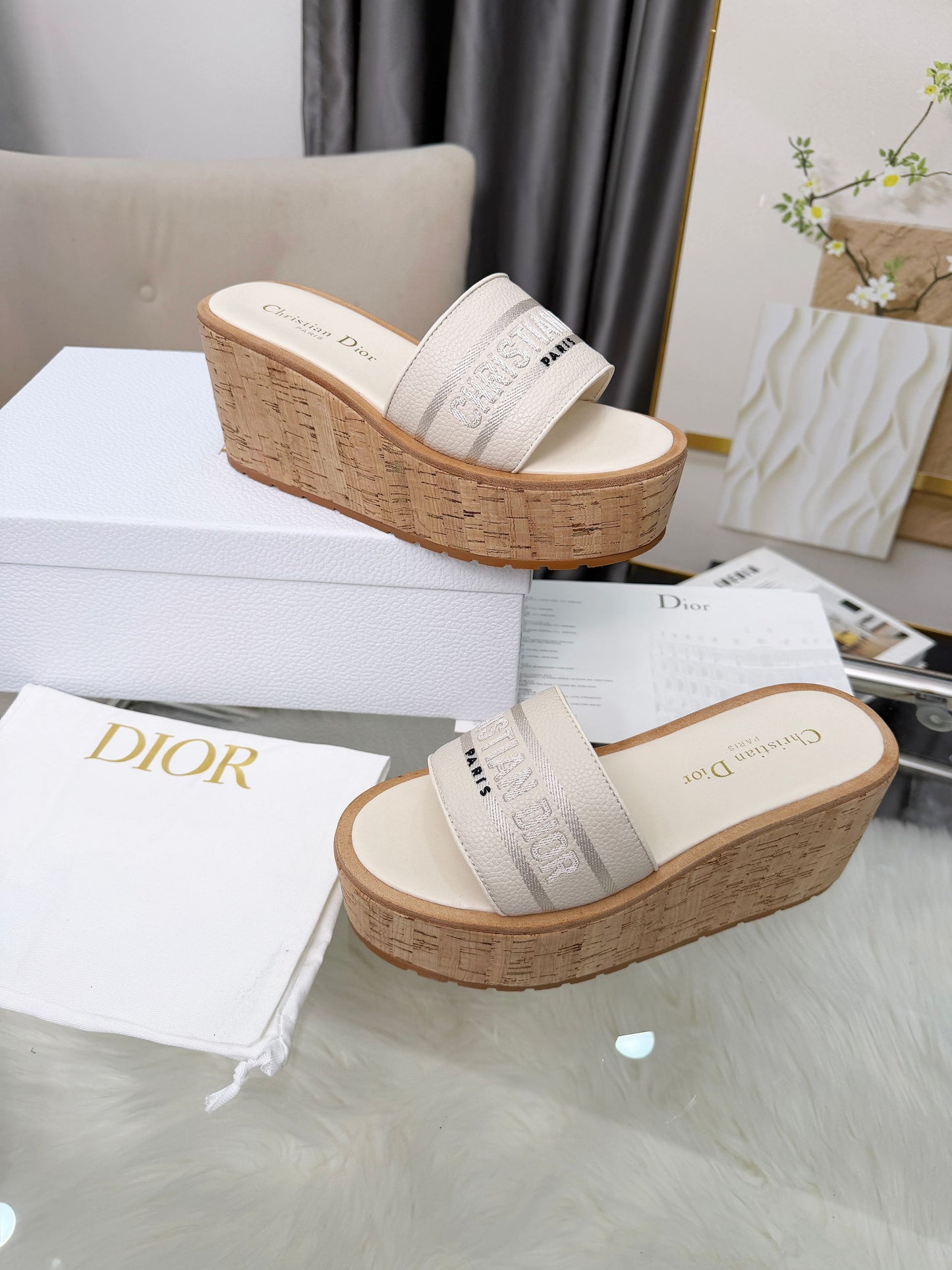 Dway Platform Slide – Beige Embroidered Cotton with 8-cm Sculptural Cork Wedge