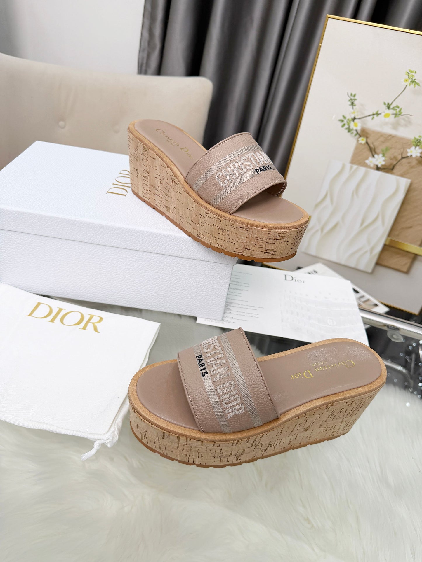 Dway Platform Slide – Beige Embroidered Cotton with 8-cm Sculptural Cork Wedge