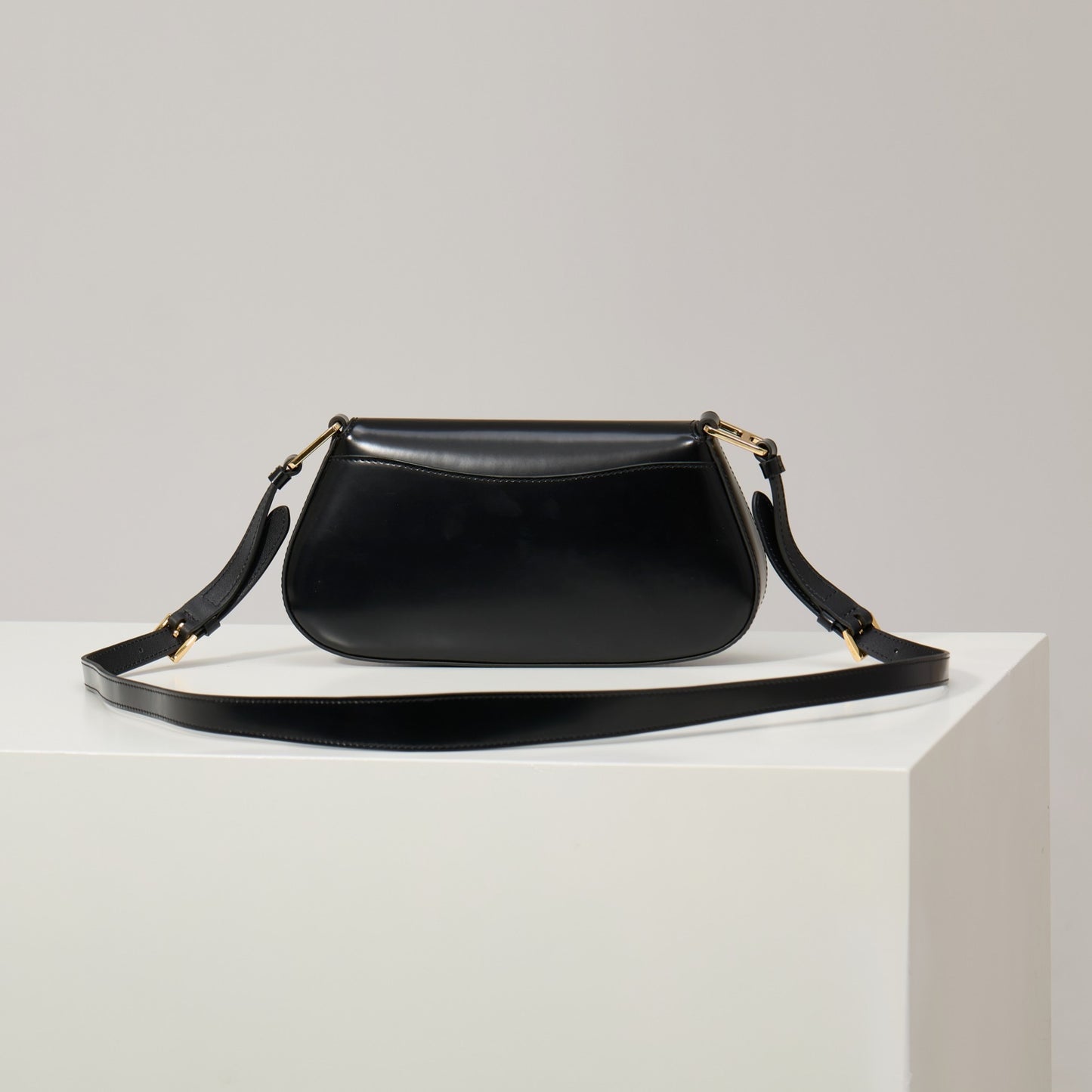 Aqua Leather Shoulder Bag – Black Calfskin with Gold-Tone Hardware