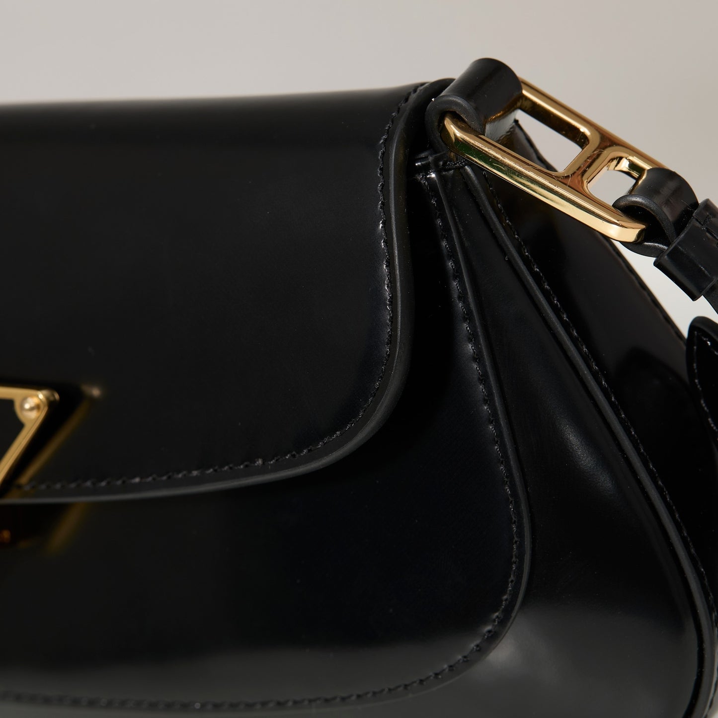 Aqua Leather Shoulder Bag – Black Calfskin with Gold-Tone Hardware