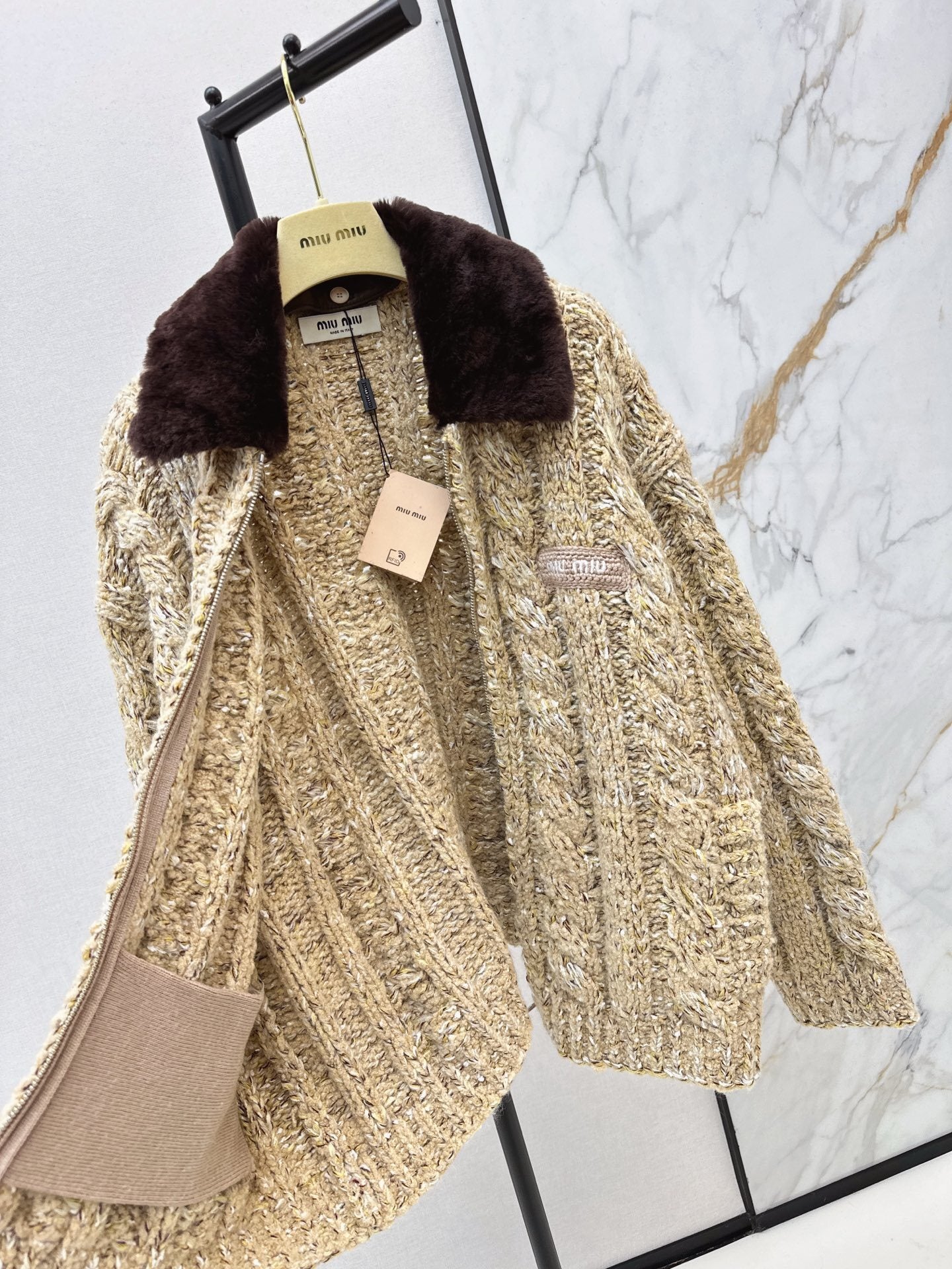 Cable-Knit Zip Cardigan – Oversized Winter Knit with Contrast Fur Collar