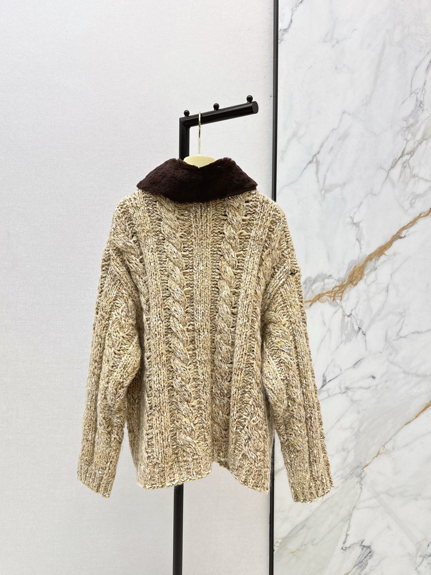 Cable-Knit Zip Cardigan – Oversized Winter Knit with Contrast Fur Collar