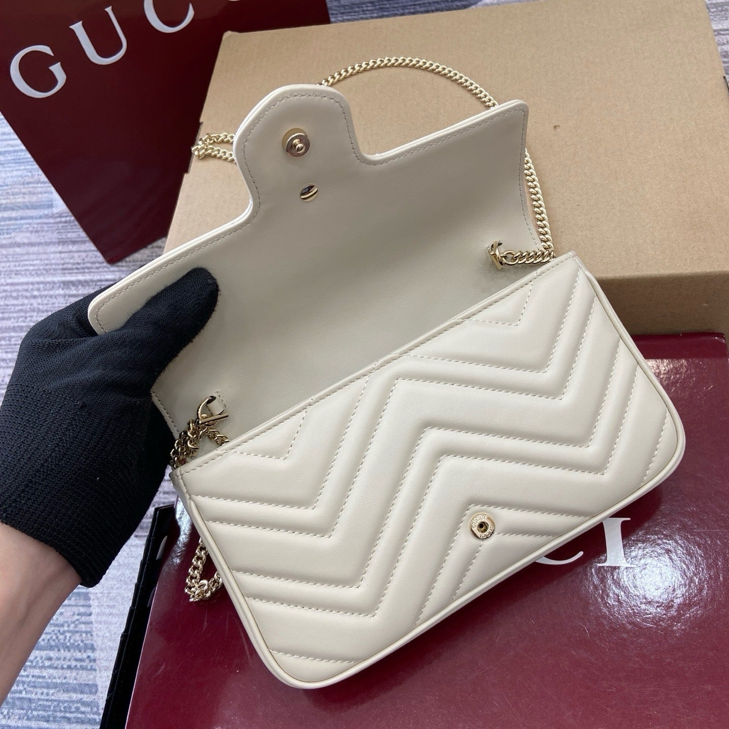 GG Marmont Mini Shoulder Bag – Ivory White Matelassé Chevron Calfskin Flap Crossbody Purse