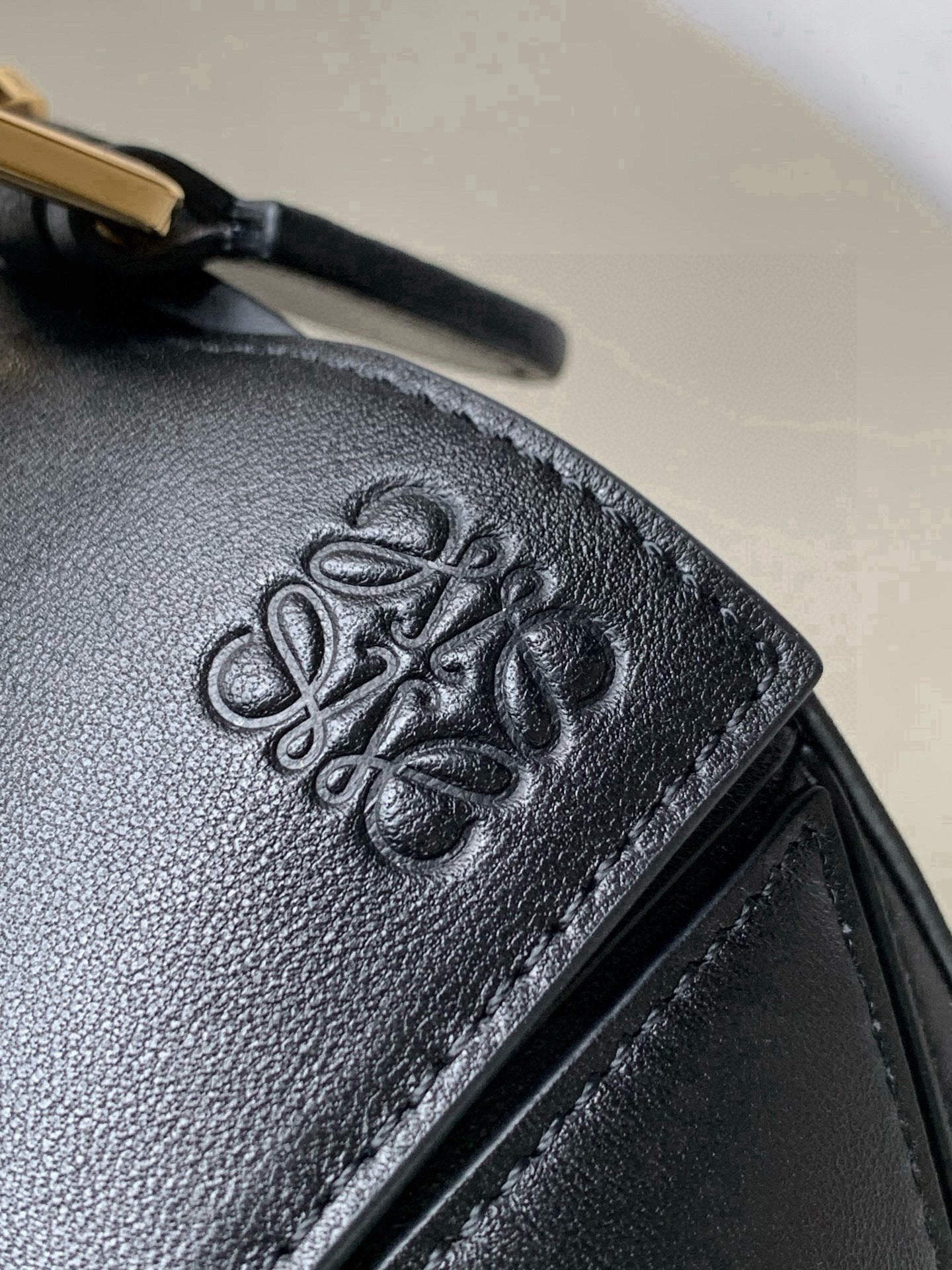 Puzzle Edge Shoulder Bag – Obsidian Black Full-Grain Calfskin Leather Cuboid Handbag