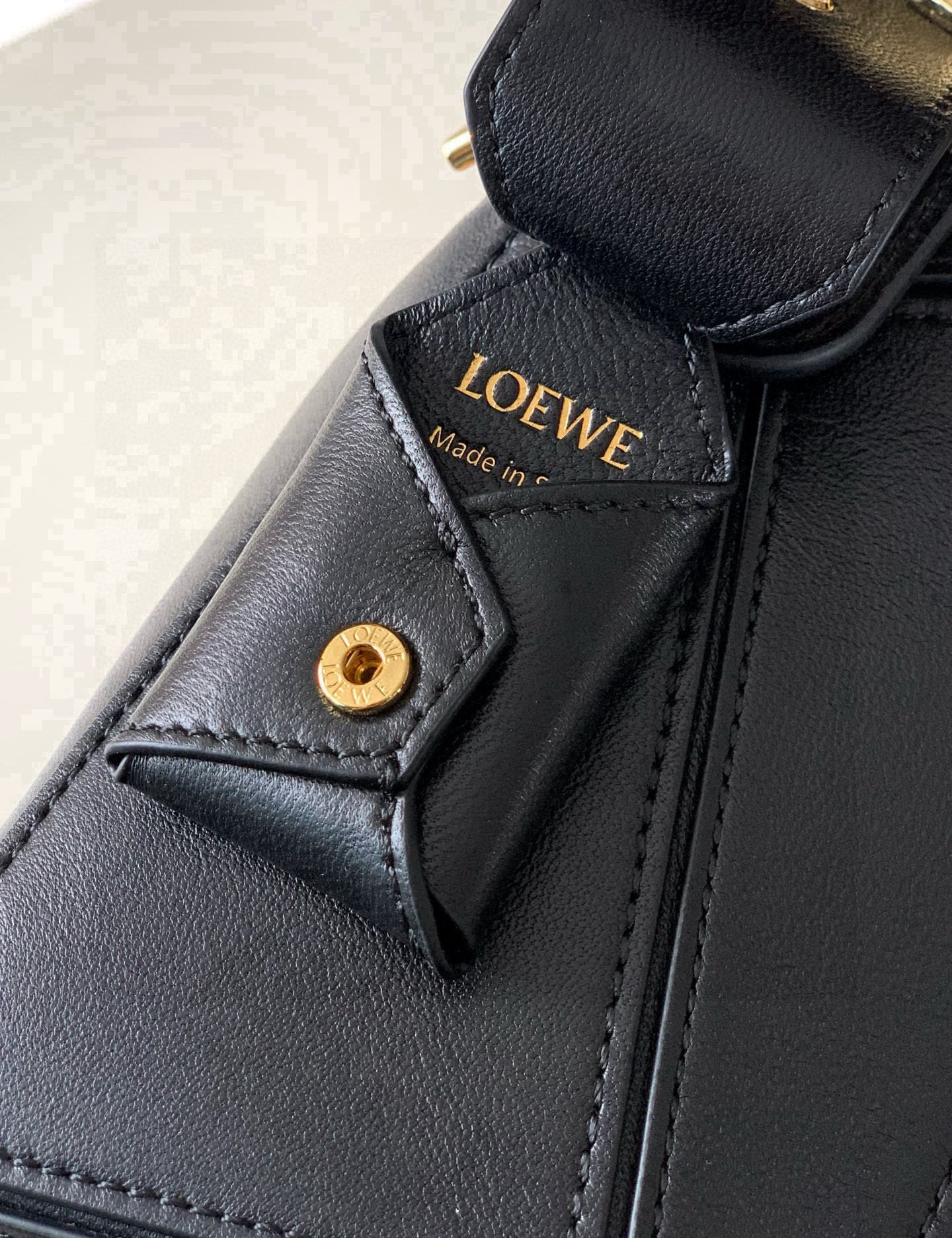 Puzzle Edge Shoulder Bag – Obsidian Black Full-Grain Calfskin Leather Cuboid Handbag
