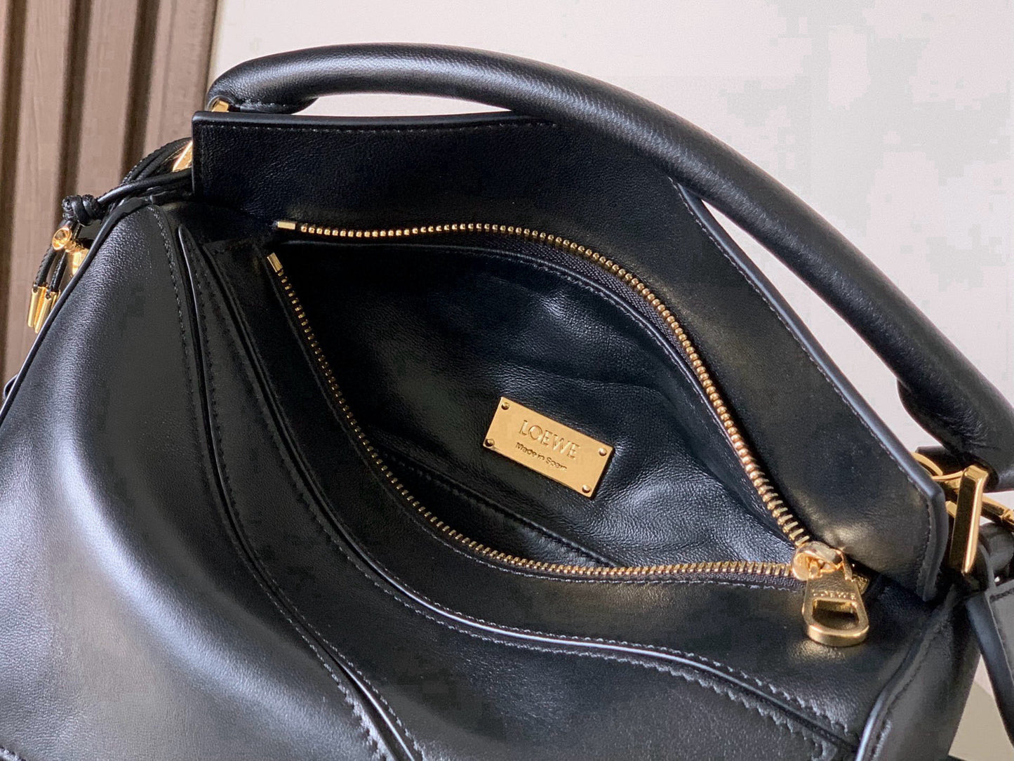 Puzzle Edge Shoulder Bag – Obsidian Black Full-Grain Calfskin Leather Cuboid Handbag
