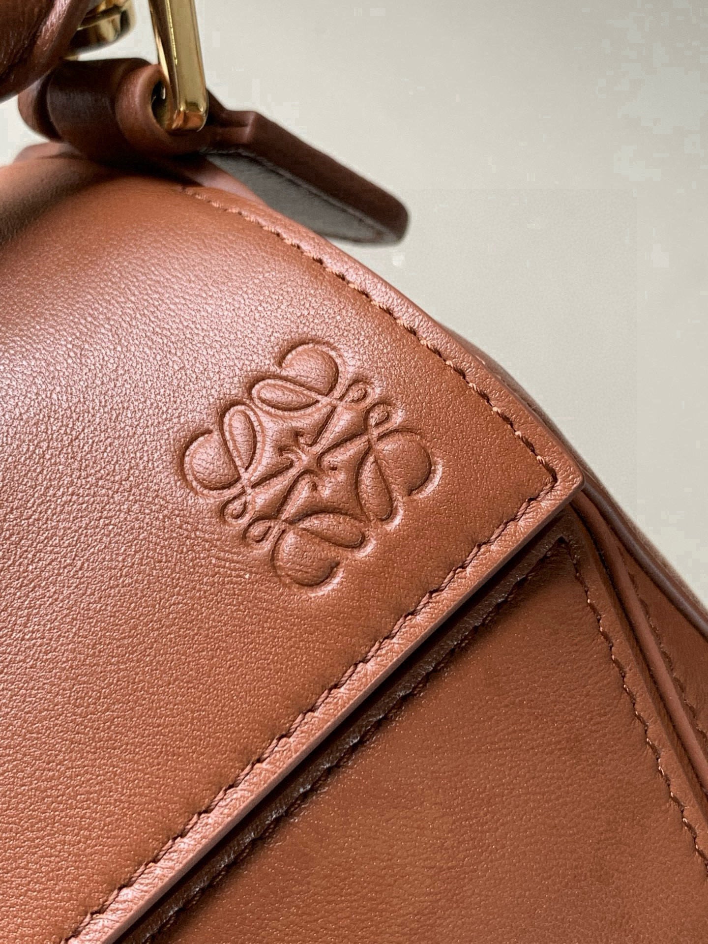 Chestnut Brown Puzzle Edge Shoulder Bag – Full-Grain Calfskin Leather Cuboid Handbag