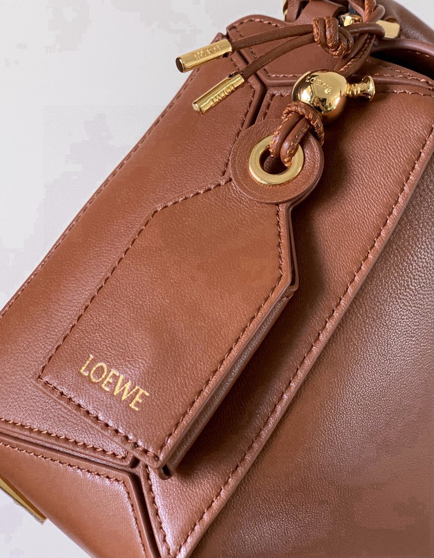 Chestnut Brown Puzzle Edge Shoulder Bag – Full-Grain Calfskin Leather Cuboid Handbag