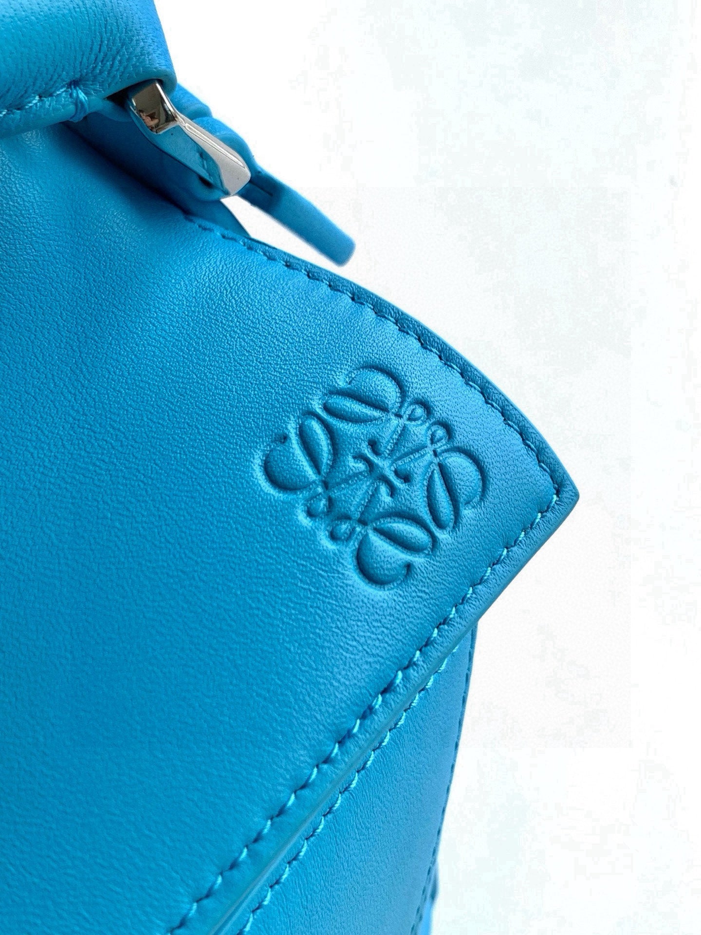 Puzzle Edge Shoulder Bag – Electric Cyan Blue Full-Grain Calfskin Leather Cuboid Handbag