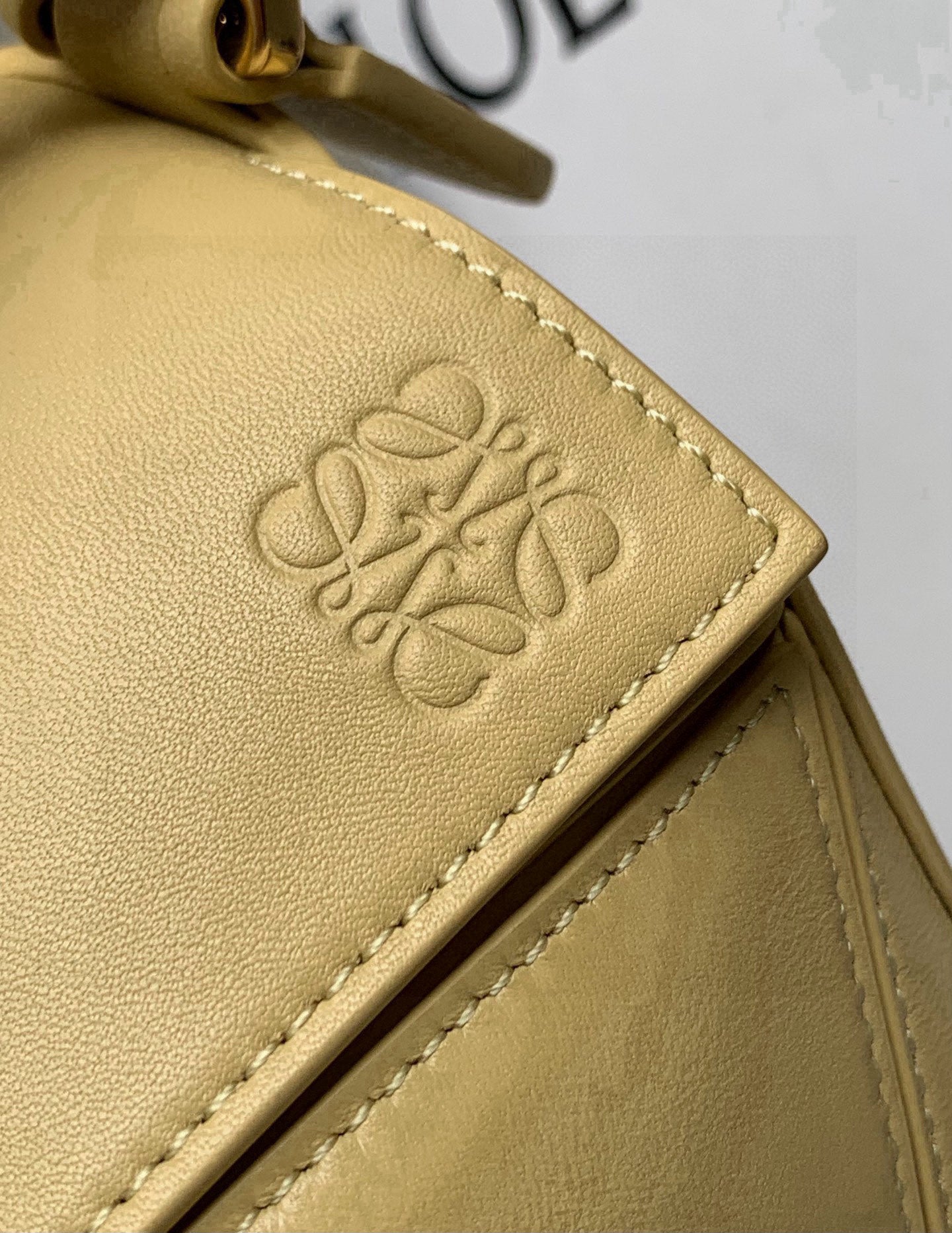Pastel Butter-Yellow Puzzle Edge Shoulder Bag – Calfskin Leather Cuboid Handbag