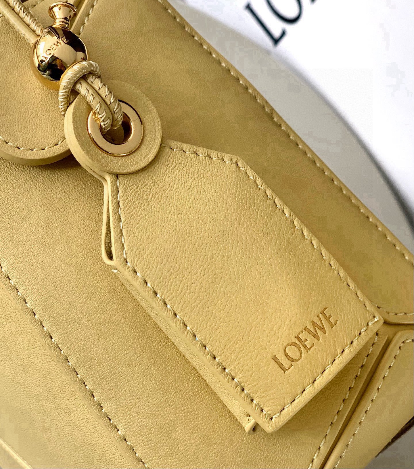 Pastel Butter-Yellow Puzzle Edge Shoulder Bag – Calfskin Leather Cuboid Handbag