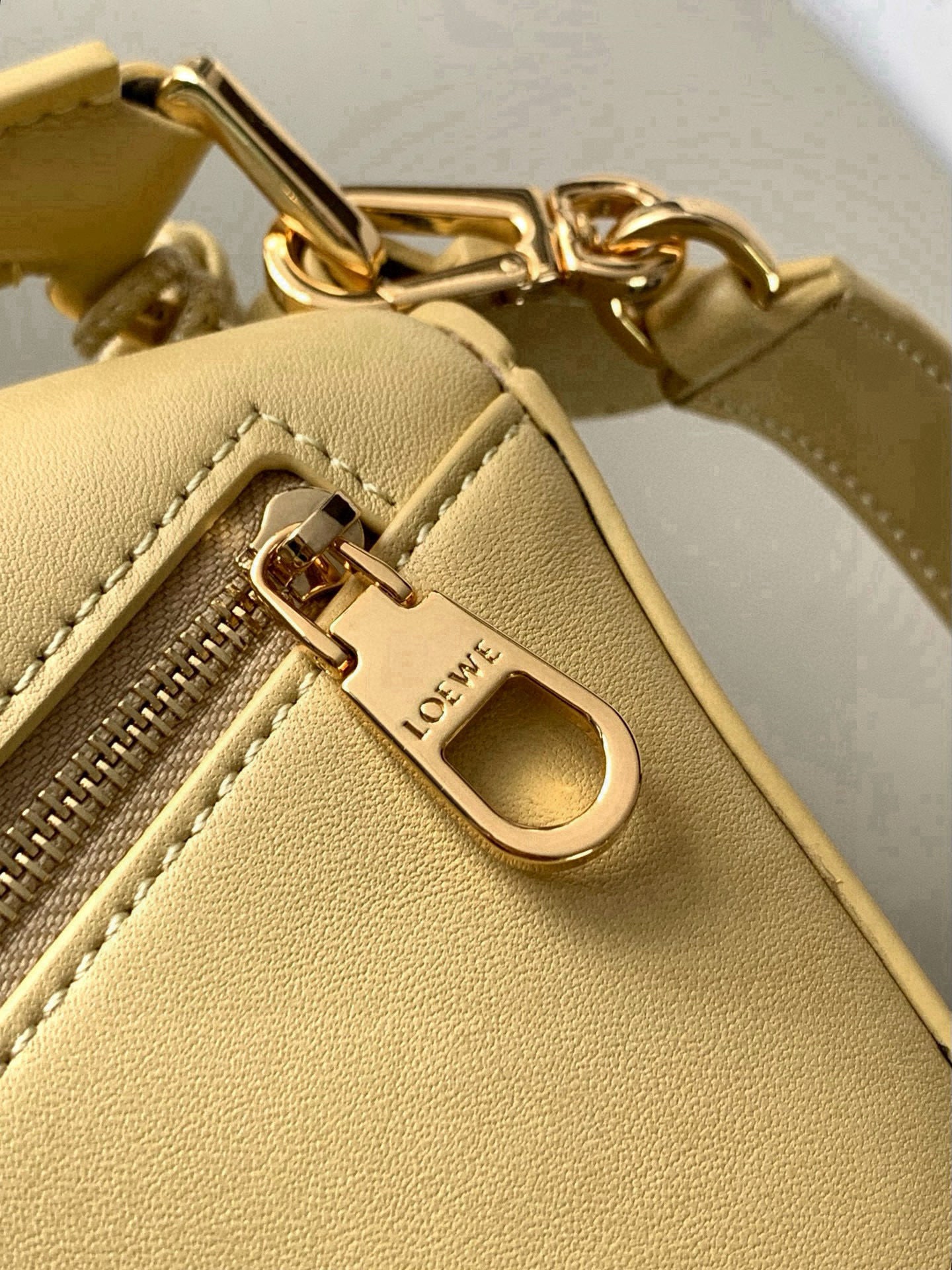 Pastel Butter-Yellow Puzzle Edge Shoulder Bag – Calfskin Leather Cuboid Handbag