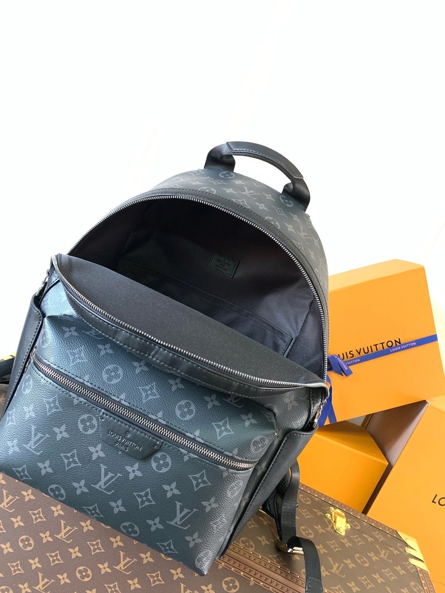 LV Discovery Backpack – Monogram Eclipse Charcoal & Black Coated  Rucksack