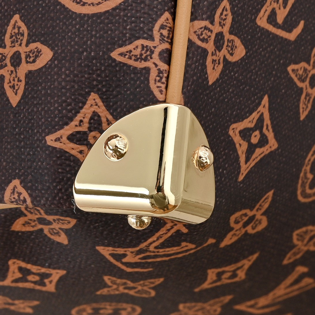 LV Keepall Bandoulière 45 – Monogram Canvas with Gold-Finish Corner Architecture