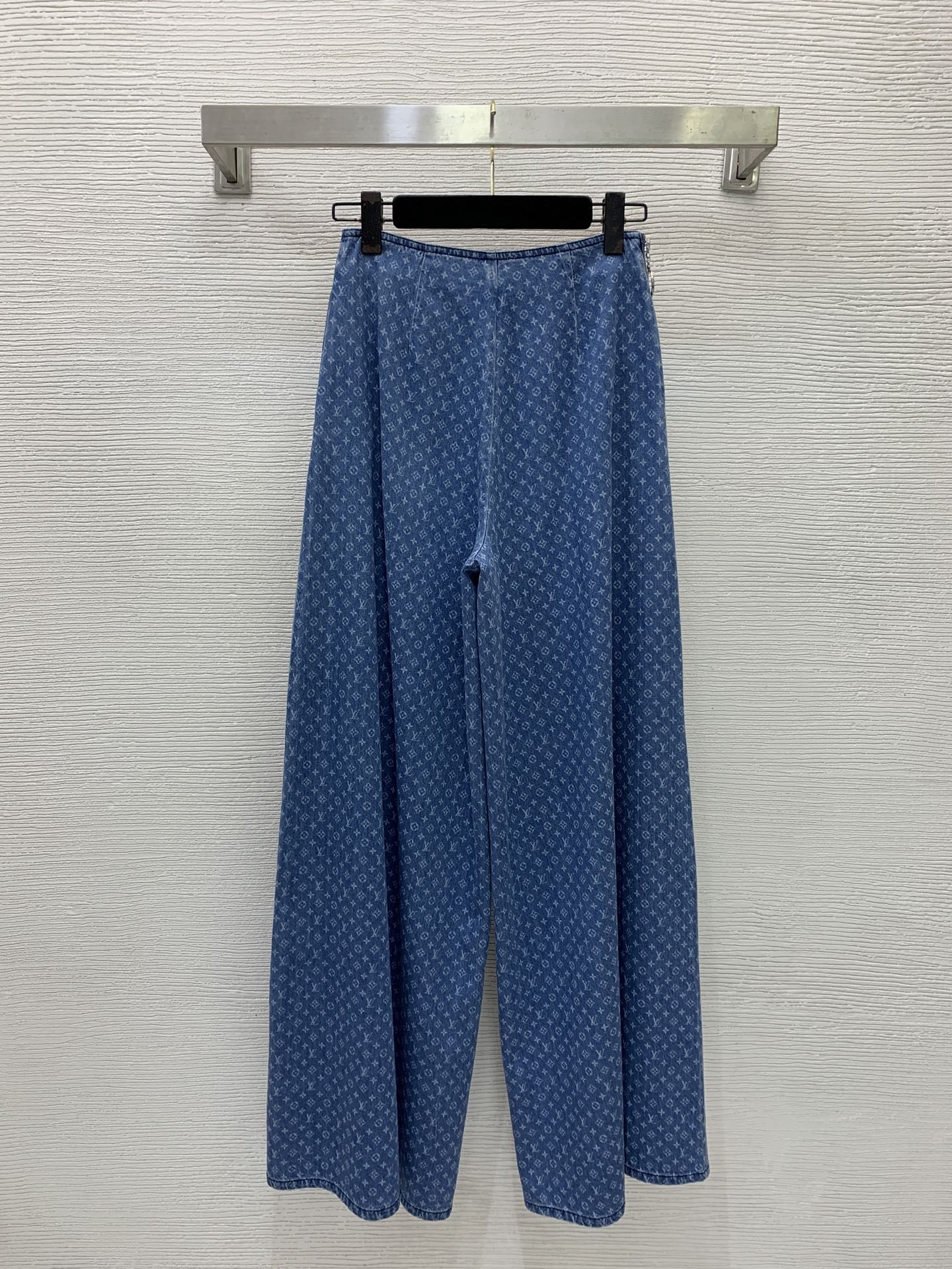 LV Monogram Scalloped Denim Set – Vintage Cropped Shirt and High-Waisted Wide-Leg Jeans