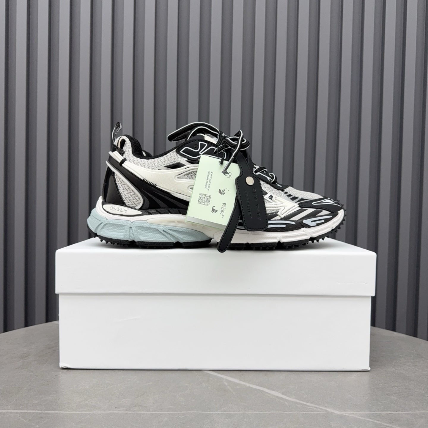 "Be Right Back" Black & White Sneakers – Graphic Monochrome Mesh and Rubberized Runner