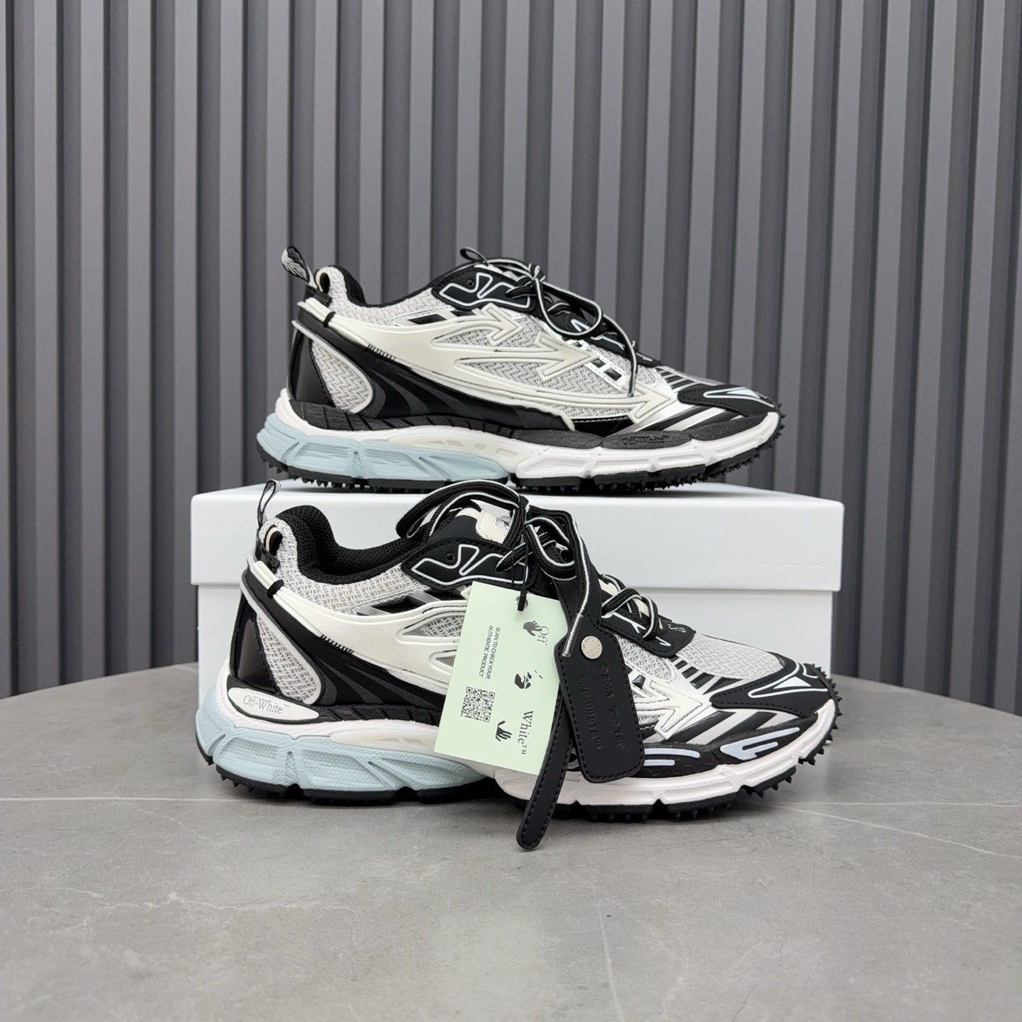 "Be Right Back" Black & White Sneakers – Graphic Monochrome Mesh and Rubberized Runner