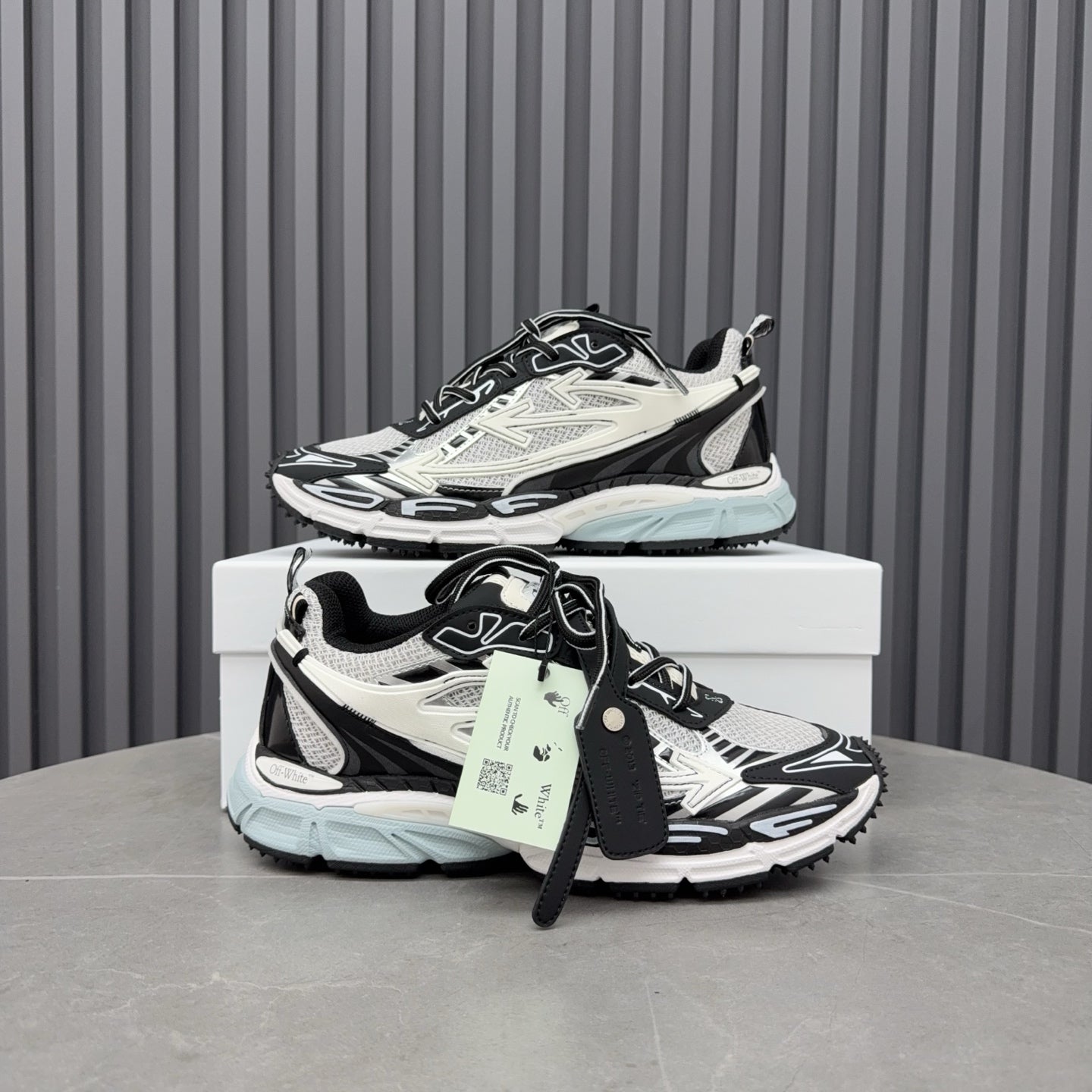 "Be Right Back" Black & White Sneakers – Graphic Monochrome Mesh and Rubberized Runner