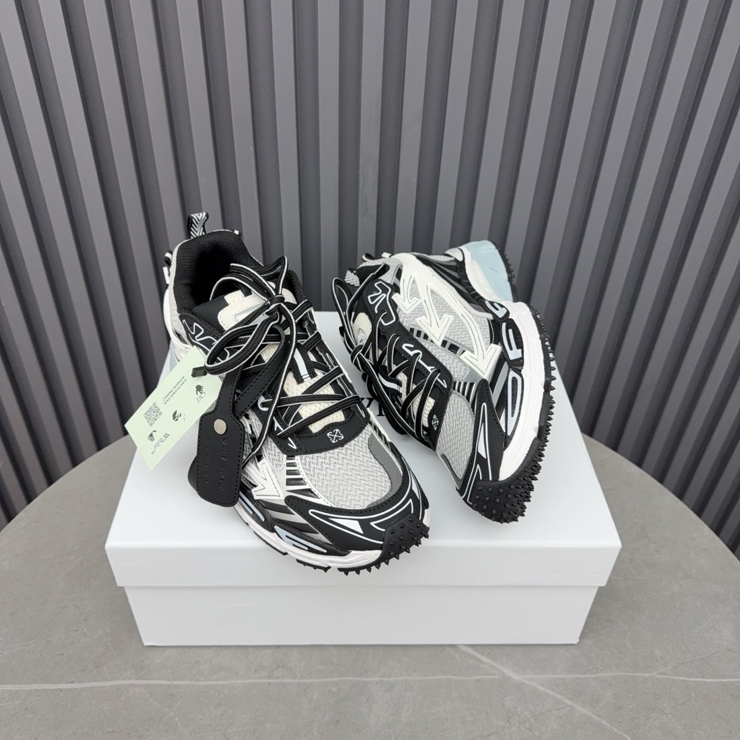 "Be Right Back" Black & White Sneakers – Graphic Monochrome Mesh and Rubberized Runner