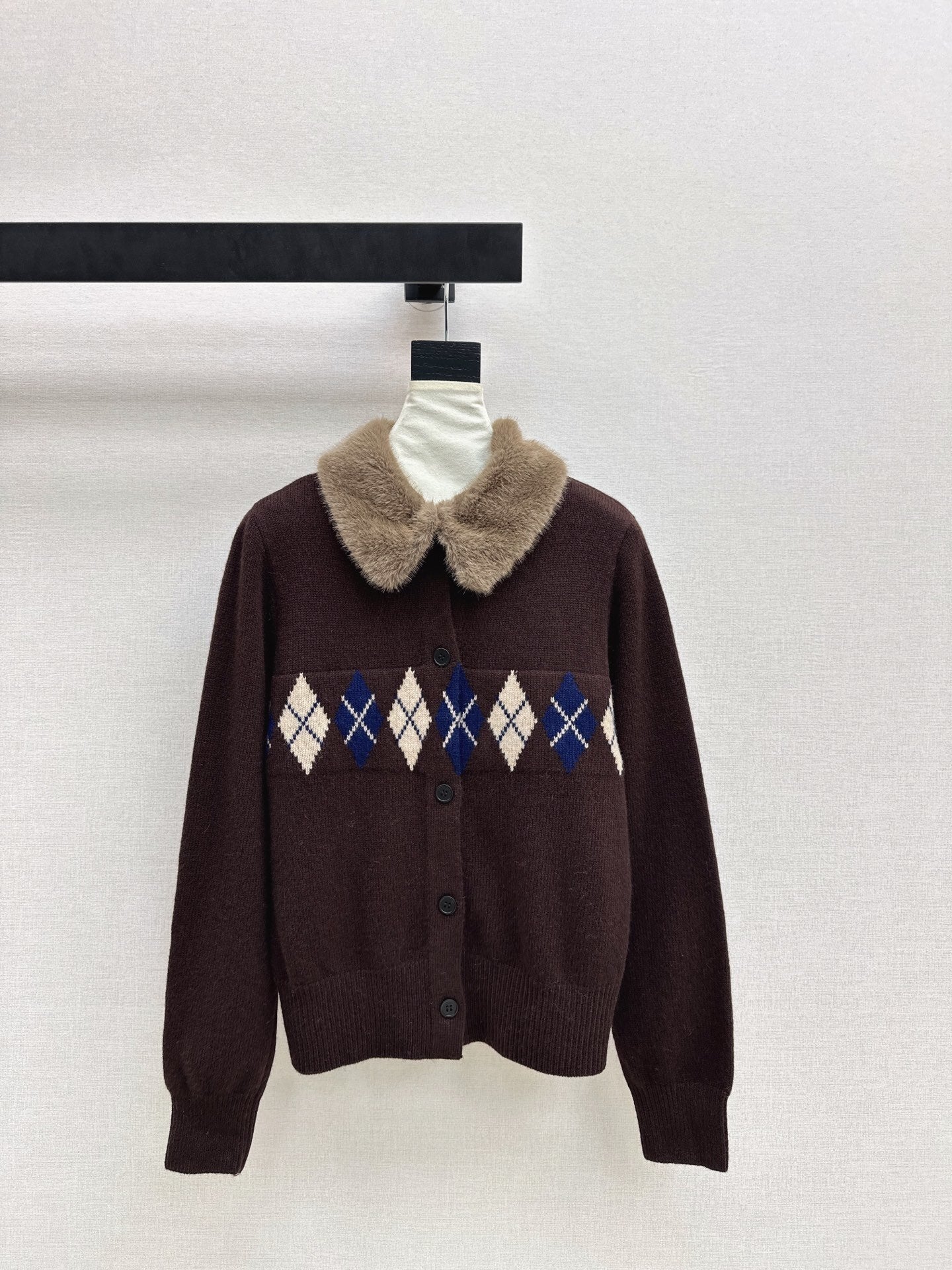 Argyle Intarsia Cardigan – Wool-Cashmere Knit with Detachable Faux Fur Collar