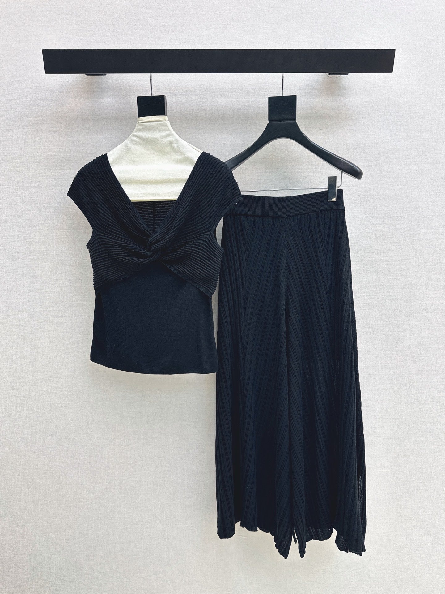 Zimm Matchmaker Ribbed Knit Set – Sculptural Twist-Front Sleeveless Top &amp; Chevron-Ribbed Flared Wide-Leg Trousers